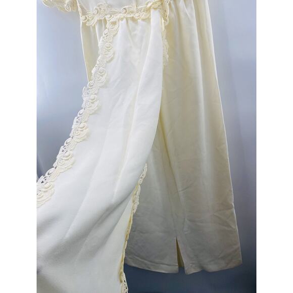 Vintage ILGWU Ivory Embellished Victorian Wedding Dress With 90" Veil - Picture 3 of 12